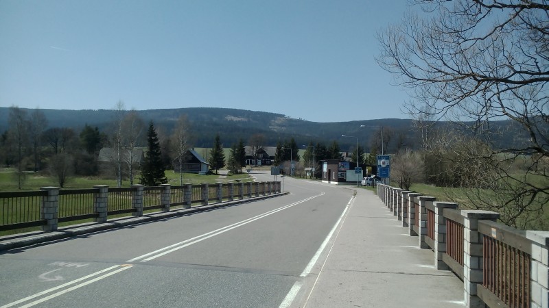 Pohled na obec přes most